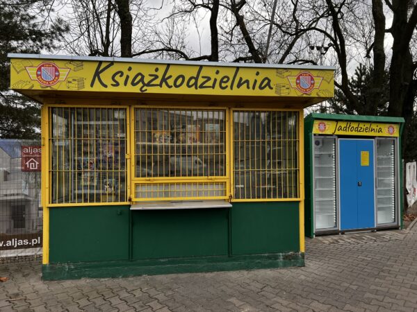 Książkodzielnia i Jadłodzielnia w Środzie Wielkopolskiej. Dawny kiosk Pani Krysi nadal żyje